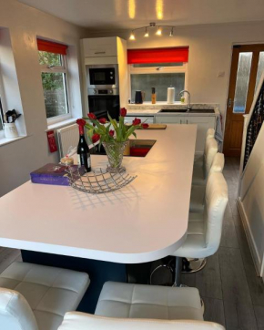 A Beautiful, Spacious Family Home, Accept Dogs, Hot Tub, Nefyn